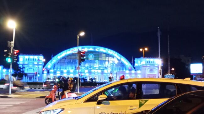 ファランポーン駅<br />ライトアップされて綺麗です。<br />この駅を基点にしている列車はだいぶ減ってしまったけど<br />駅の半分は鉄道博物館になっている。<br />昼間ゆっくり来ても良いかな。<br />