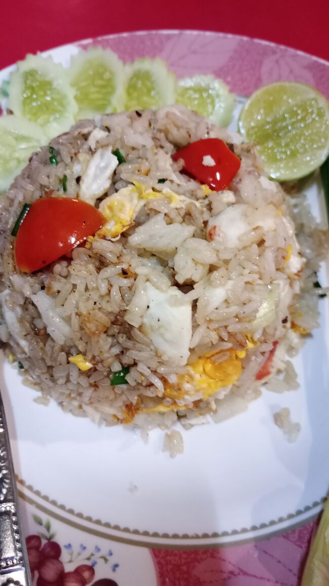 今回はカニ炒飯のみ。<br />カニがゴロゴロと入っている。<br />ライムを絞って食べると酸っぱくて美味しい。