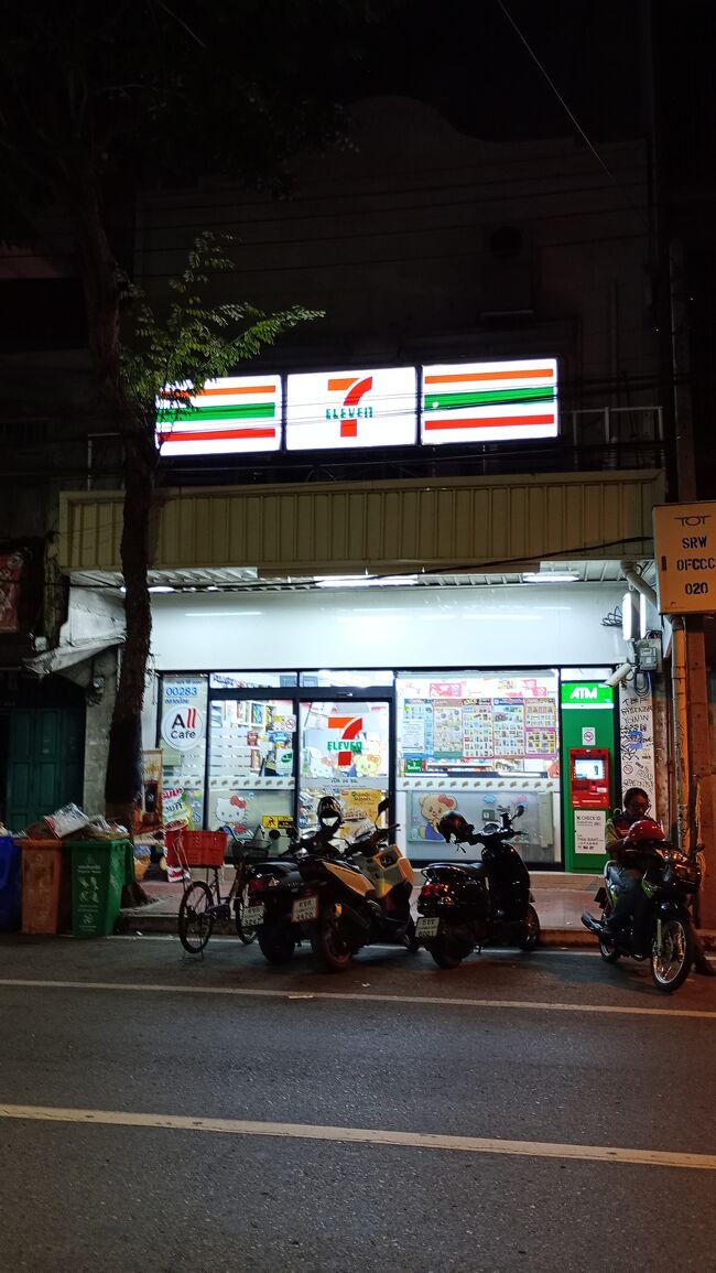 カニ炒飯屋さんにはドリンクが無く向かい側のセブンイレブンでビールでもお茶でも好きな物を自分で買って来るスタイル。<br />良心的なんです。