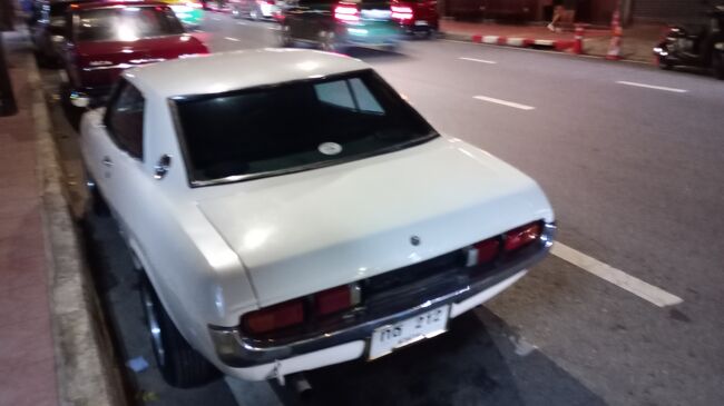 後ろ姿。<br />リフトバックでは無くクーペなのが良い。<br />経済的に豊かになったタイでは以外にもクラッシックカーファンが多いんですよ。<br />いつまでも大切に乗って欲しいなあ。