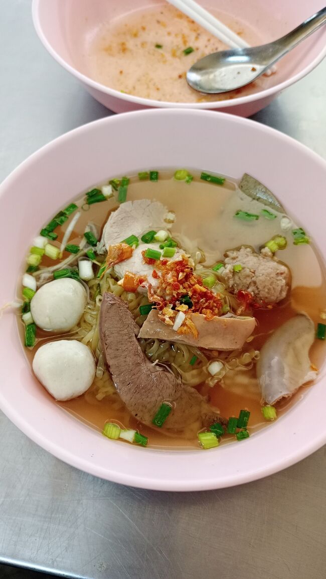 クイッティアオ≒タイラーメン<br />いつもタイラーメンと言っているけどタイではクイッティアオと呼ばれている食べ物。<br />麺違いを食べられて楽しい。<br />