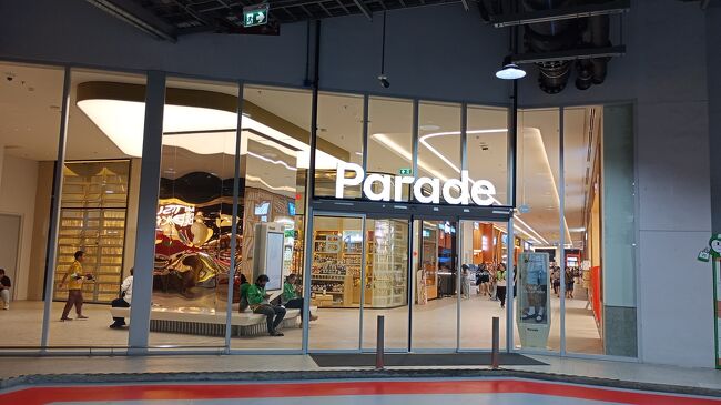 駐車場から直接入れるのは三越デパ地下なのでデパ地下へ。<br /><br />バンコクのショッピングセンターってオープン直後はお客さんが少なく、『こんな高級店一体誰が行くのか？』とか思うのだが数年後に行ってみるとお客さんが溢れている事が多い。今はお客さん少ないけど、ここは場所も良いし間違いなくそうなると思う。