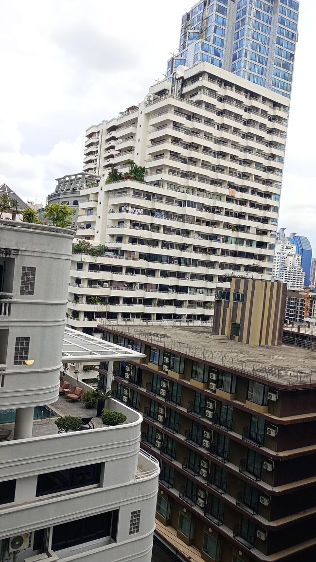 窓からの眺望はお隣のホテル。<br />お互いに丸見え。<br />まあ街中のホテルはこんなもんでしょう。<br />