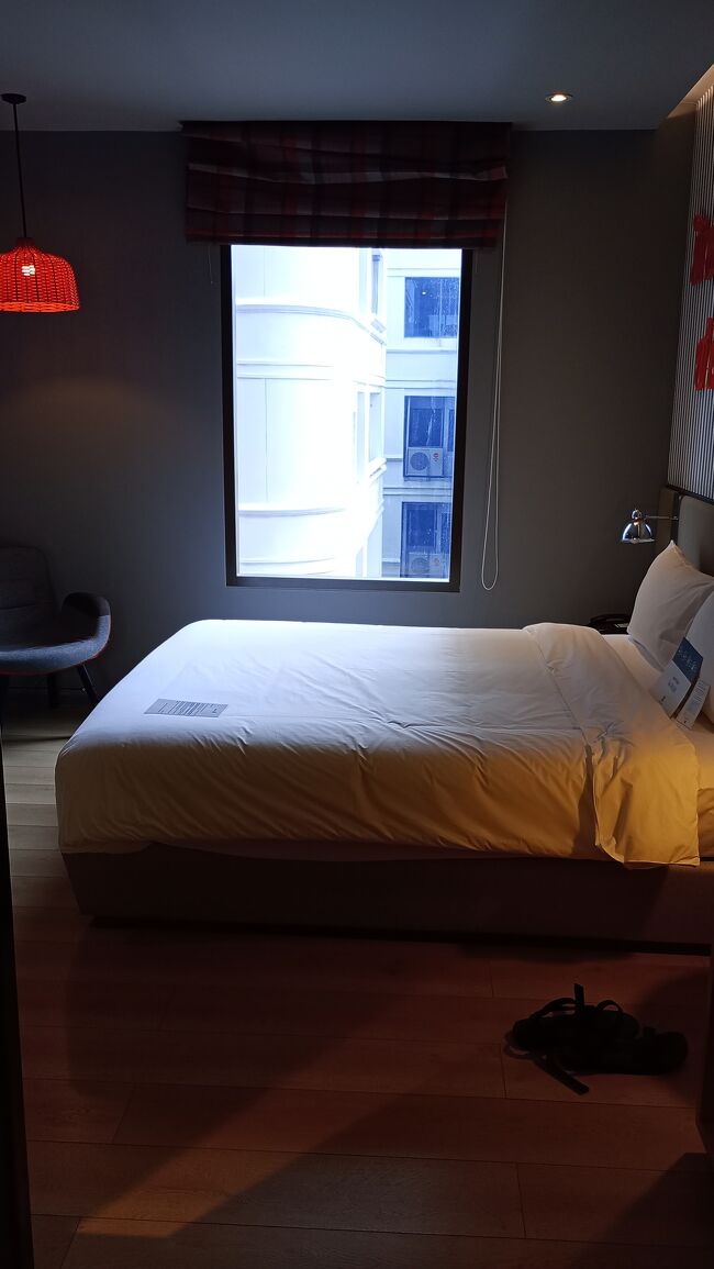 部屋は10階で、床はフローリングで大き目の窓があるけど