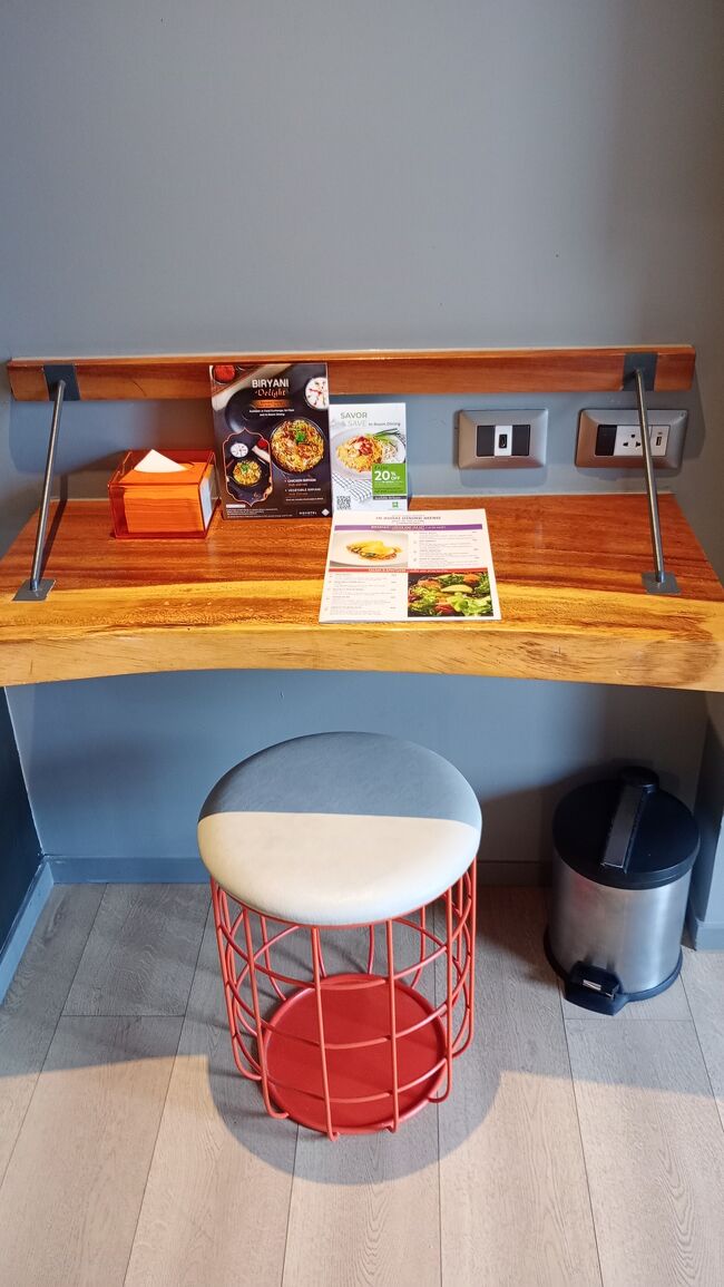 1枚板のテーブル。このホテルにしては高級感がある。