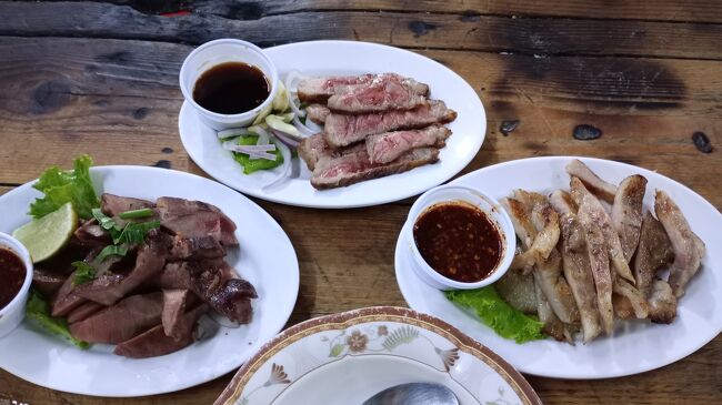 左から、タン焼き、ローストビーフ、コムヤーン（トントロ）<br />ビール一本とこれだけ食べて450バーツ（2250円）