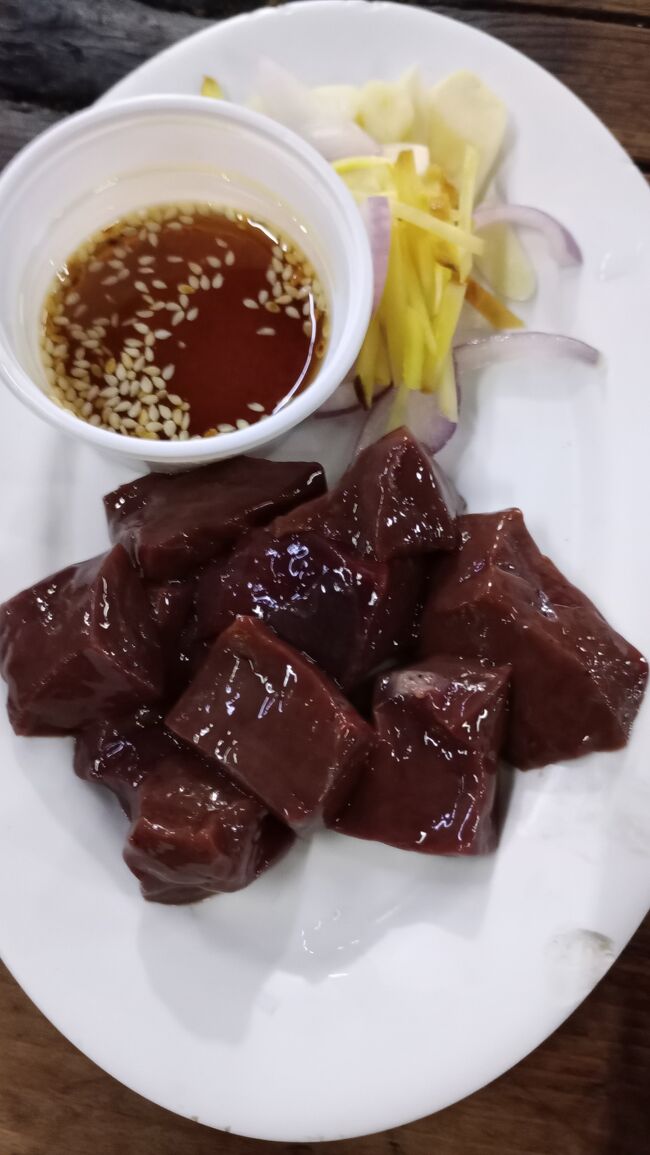 レバ刺し<br />お値段もお手頃で80バーツだったかな（400円）