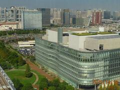 右下はフジテレビ湾岸スタジオ。
その向こうにはフジテレビ本社ビルやレインボーブリッジが見えます。