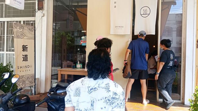 予約制で予約なしで行くと食べれないらしい。<br />営業は週5日で月火はお休み。<br />水曜日　16:00～19:00<br />木曜日　16:00～19:00<br />金曜日　16:00～19:00<br />土曜日　11:00～16:30<br />日曜日　11:00～16:30<br /><br />お店に到着したらお店の人に『来ましたよ』と名前を言って外で待ちます。<br />私が行った時には日本人の男性客がもう1人いました。<br /><br />帰りがけに気づいたのですが『新道』と書かれた黒いTシャツを着ている人はスタッフかと思っていたらお客さんも『新道Tシャツ』を着て食べに来ていてまるで新興宗教の様だった（笑）