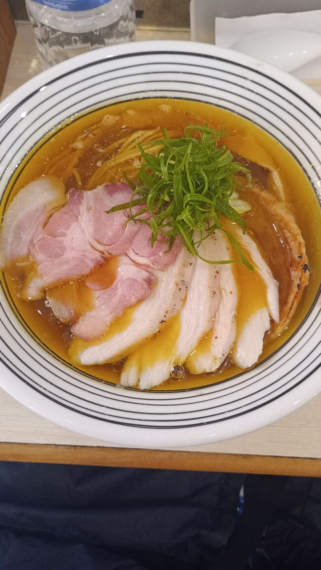 新道ラーメン、オプションで鶏肉チャーシューを追加したけど、デフォルトで入っていたのでオプション追加する必要なかった。<br />ここのラーメン、鳥チャーシューと肩ロースと三枚肉のチャーシュー3種類がデフォルトで入っていてどれもトロトロで美味しい。<br />醤油ラーメンと新道ラーメン何が違うのと聞いたら新道ラーメンのスープはタイラーメンのスープだと言うので注文したけど････上品な感じの醤油と塩の中間的なスープだった。<br />量は少な目でタイのラーメンより多く、日本のラーメンより少ないと言う感じ。