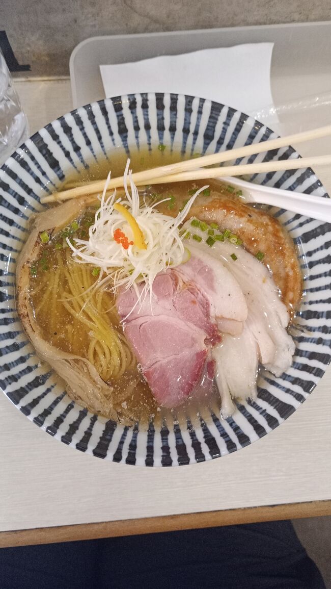 まだ食べれそうだったので塩ラーメンを追加したけど新道ラーメンと似た感じだった。