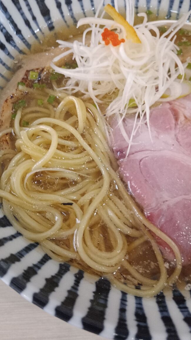 麺は棒ラーメンの様な麺でストレート。<br />柚子の皮らしきものが入っていて香りは良い。<br />日本人好みのスッキリとした上品なラーメンでした。<br />ちょっと遠いけどドライブがてらまた来ても良いかな。