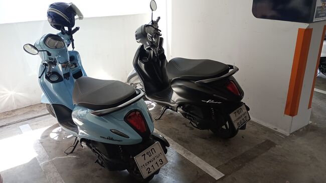 お昼少し前に起きてバイクにまたがり朝ご飯（昼ご飯）を食べに行きます。