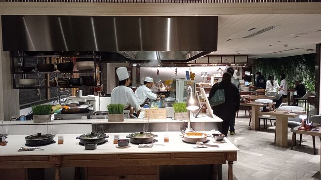 このレストランブッフェですが半分はオーダー式のブッフェ。<br />又、時々頼んでないのに半強制的に色々持ってくる。勿論要らなければ断れるのだけど。