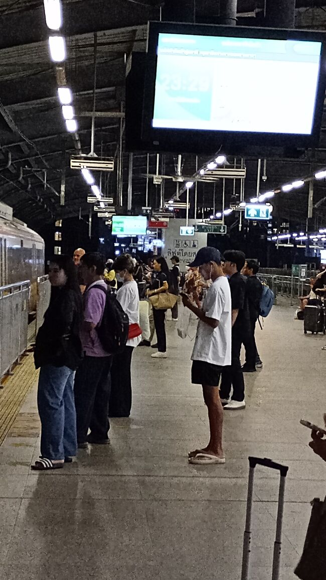 借りていたバイクを返却し、バイクタクシーでマッカサン駅へ<br />マッカサン駅からはエアポートリンクで空港へ向かいます。<br />エアポートリンクは24時で終わりです。