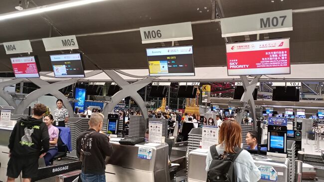 中国東方航空のカウンターへ<br /><br />02:15　バンコクスワンナプーム国際空港発なので24時ごろ空港へ行く、私が乗るのは北京大興国際空港行だが、東方航空は同じ時間帯に中国各地に向かって３便出発するので混雑していましたが、幸い北京行の列は空いていました。