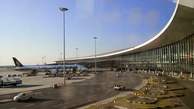 北京大興国際空港には08:20着<br />乗り継ぎ時間は3時間10分<br />この北京大興国際空港は数年前に出来た新しい空港で私は初めて来ました。<br />街から遠く不評なのですが乗継で利用するにはそんな事関係なく便利です。