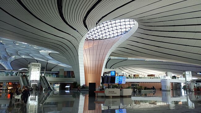中国の主要都市にある空港はどこもデカイです。<br />国際線の建物の中心がここの様だが柱が無い広大な建物。<br />ビックリするくらい大きいし、デザインも斬新です。