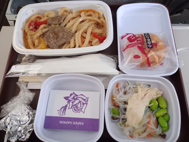 機内食はメインは焼うどん、春雨と枝豆のサラダに焼き和菓子。<br />豪華さは無いですが、<br />成田で積込んだのであろう物なので問題無く美味しかったです。<br />