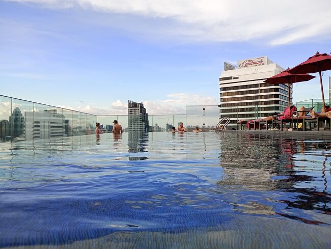 余り大きなプールでは無いけど眺望も良くインフィニティ―プールぽく良い感じ。