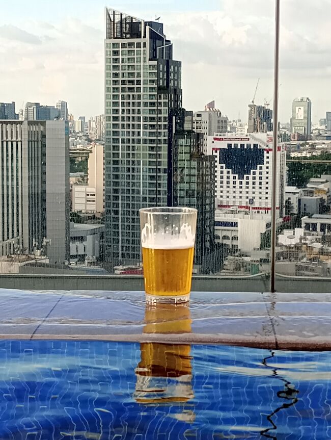 プールの中で飲めるので暑くてもへっちゃら～