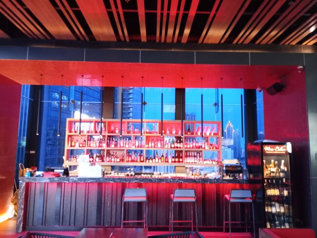 プールサイドにはバーがあるのでビールも飲める。当然代金は部屋に付けられる。