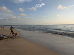 夕飯を食べに外出します。
まずは夕日を見にビーチに向かいます。
ホテルの目の前がビーチなのは結構プラスポイントです。
但し、車の通行量が多くホテルの守衛さんが車を停めて渡らせてくれます。

もうすぐサンセットタイムです。