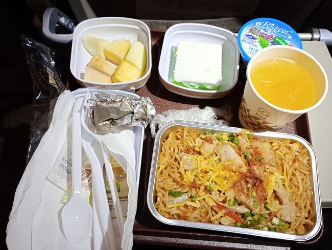 機内食は再び焼きそば？　いやパッタイか？