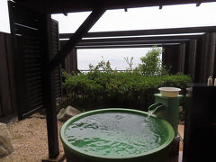 雨はすっかり止んで、今日は晴れます！
昨晩は暗くてよくわかりませんでしたが、海が見えます。
向こうに見えるのは木島のようです。
植栽の手入れが足りないのが残念・・・