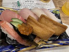 お寿司を頂きました。
お寿司は注文するとデーブルに、持ってきていただけます。

美味しかったですが、3店舗それぞれ注文する方法と座る場所とかが初見ではちょっと分かりづらかったですね。