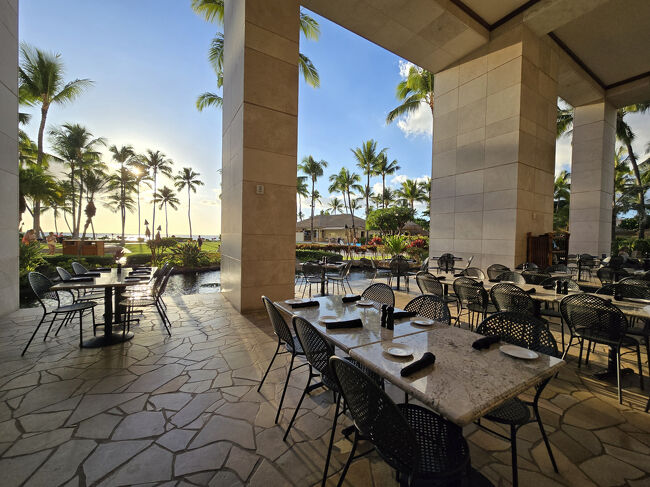 『マリオット・コオリナ』{Marriott's Ko Olina Beach Club}内にある～オープンエアのレストランです。