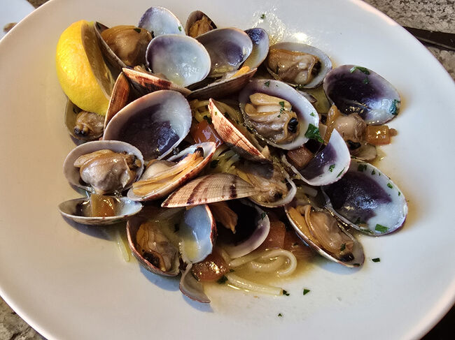 CLAMS LING ＄40<br />たっぷり貝が入っています。