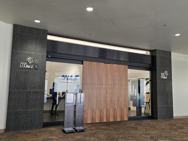 ラウンジに入ります。<br />入って右側が→ANAスイートラウンジの入口です。