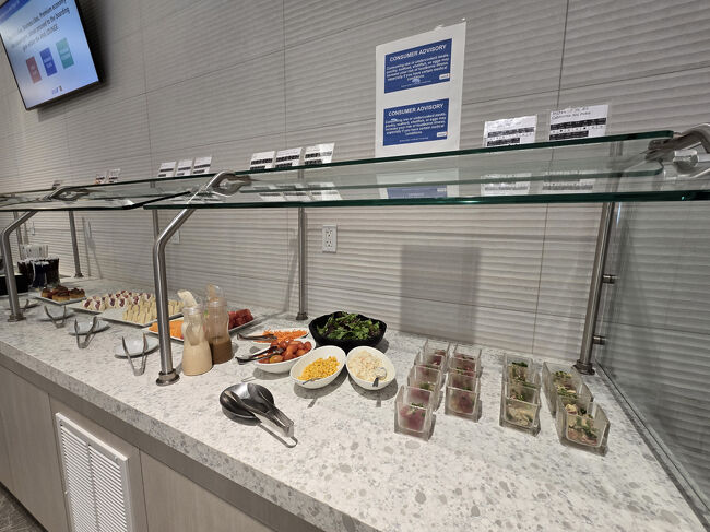 ハワイアン アヒポケ<br />カリフォルニア アヒポケ<br />アルグラ＆トマトキッシュ、ツナ＆マヨネーズキッシュ<br />フルーツの盛り合わせ (マスクメロン、パイナップル)<br />テリヤキスパムむすび---などなど