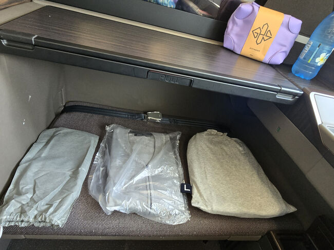 左側→カーディガン (貸し出しサービス）<br />真ん中→リラックスウェア (持ち帰りOK)<br />※オーガニックコットンを100％使用したニットの上下<br />右側→スリッパ<br /><br />私も夫も～着替えが面倒なので(笑)・・・私服のまま過ごします。