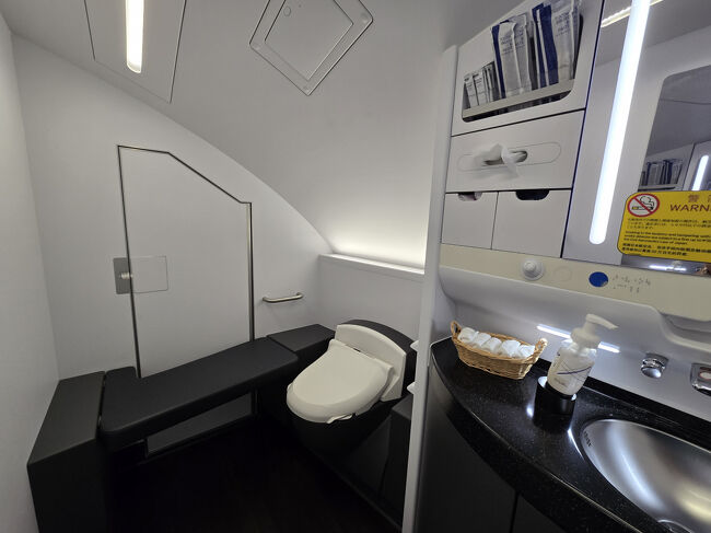 トイレは前方に2ヶ所あります。<br />使用すると清掃に入るようで～とても綺麗でした。