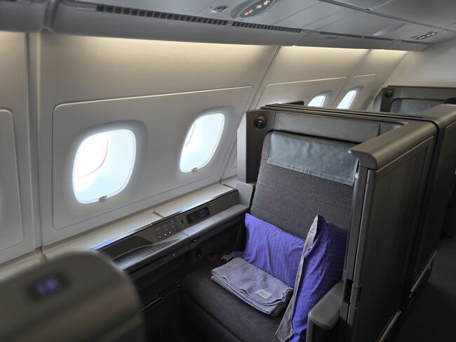 サイドに収納ボックスが3個！<br />下にも収納×2個あります。<br />大変便利です。