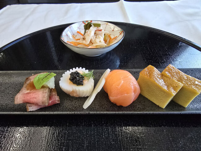 ＜先附＞ロブスターと刻み野菜の土佐酢あん<br />＜前菜＞玉子カステラ　　スモークサーモンチーズ手毬<br />花蓮根甘酢漬け　　烏賊明太ポテト焼き キャビアのせ<br />ローストビーフ ポン酢あん