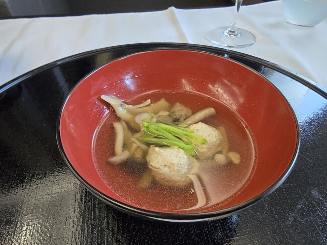 ＜温物＞お断りして↓↓↓こちらをいただきます。<br />お好みに合わせて※ご希望の方はお知らせください。<br />＜お椀＞鶏山椒団子ときのこ椀