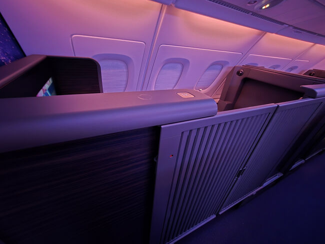 スライドドアを閉めると完全個室になります。<br />さすがファーストクラス！居心地～抜群です!(^^)!