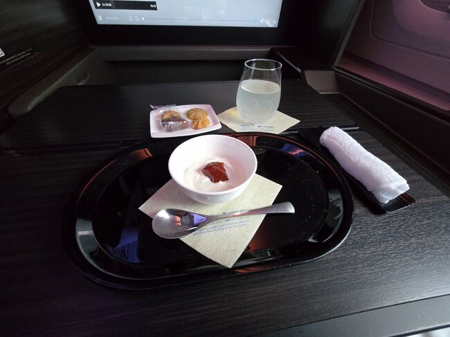 到着前に～ヨーグルト＆フルーツジャムを添えていただきます。<br />ビジネスクラスは→オイコスでしたが！<br />ファーストクラスは→器に入って届きます。<br /><br />ANA オリジナルドリンク「香るかぼす」※はちみつ入り <br />お気に入りドリンクです。