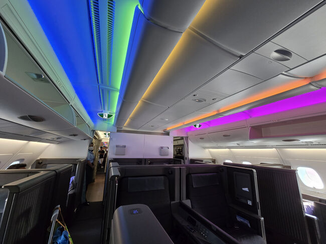 “フライングホヌ”では→降機時、機内照明がレインボーになります。<br /><br />ハワイの虹は→7色ではなく～6色の虹がかかるそうです。<br />虹は→幸福の象徴だそうです。<br />素敵な案内がありました。