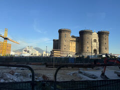 １７時過ぎヌオーヴォ城前でバスを降り