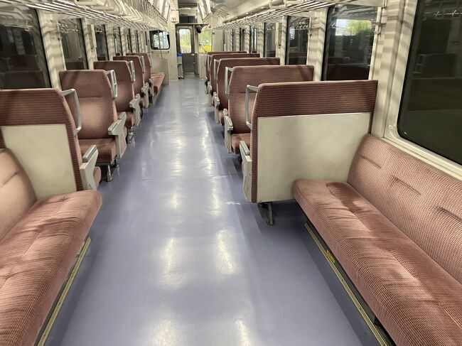 １＋２クロスシートとロングシート