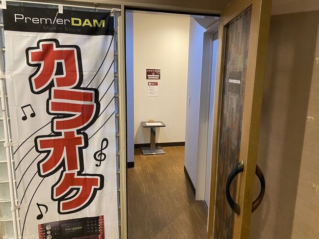 奥にカラオケルーム