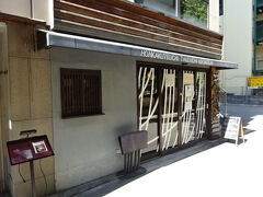 《11:03》11時半オープン
後輩のおすすめのたけうちうどん／一番手で、オープンまで待ちます。
