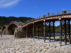 錦帯橋
日本三奇橋の一つ。
料金さえ支払えば誰でも渡れる。
裏を返せば、料金を支払わないと渡れない。眺めるだけになる。