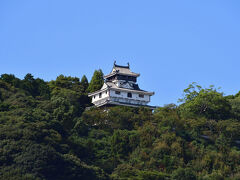 岩国城天守
錦帯橋の側から。
本来の天守はもう少し奥まった場所にあったが、戦後の復元の際、錦帯橋から望める様、場所を変えて現在の位置に建てたとか。