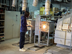 こちらが目的地。強羅公園の中の【クラフトハウス】で吹きガラスの体験をしたい、という娘のたっての希望で、吹きガラス体験を申し込む。web申し込みもできたようだが、当日でもしばらく待てば午後の部を申し込むことができた。体験はおよそ1時間かかる。
こんな風に係員の人にガラスを溶かしてもらい……