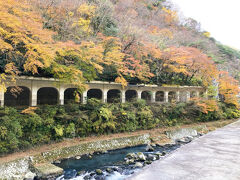 車で通って、その綺麗さについ立ち寄った函嶺洞門。近くで観ると崩れ落ちそうではあるのだが、だから、利用できなくなっていても仕方ないのだが、この中を箱根駅伝の線種が走ったり、車が走っていたことがあるなんて、信じられない。